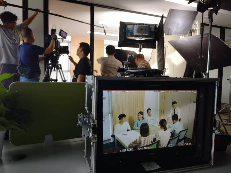 万州区TVC拍摄公司：科技产品视觉化大师，诠释未来感与功能美学